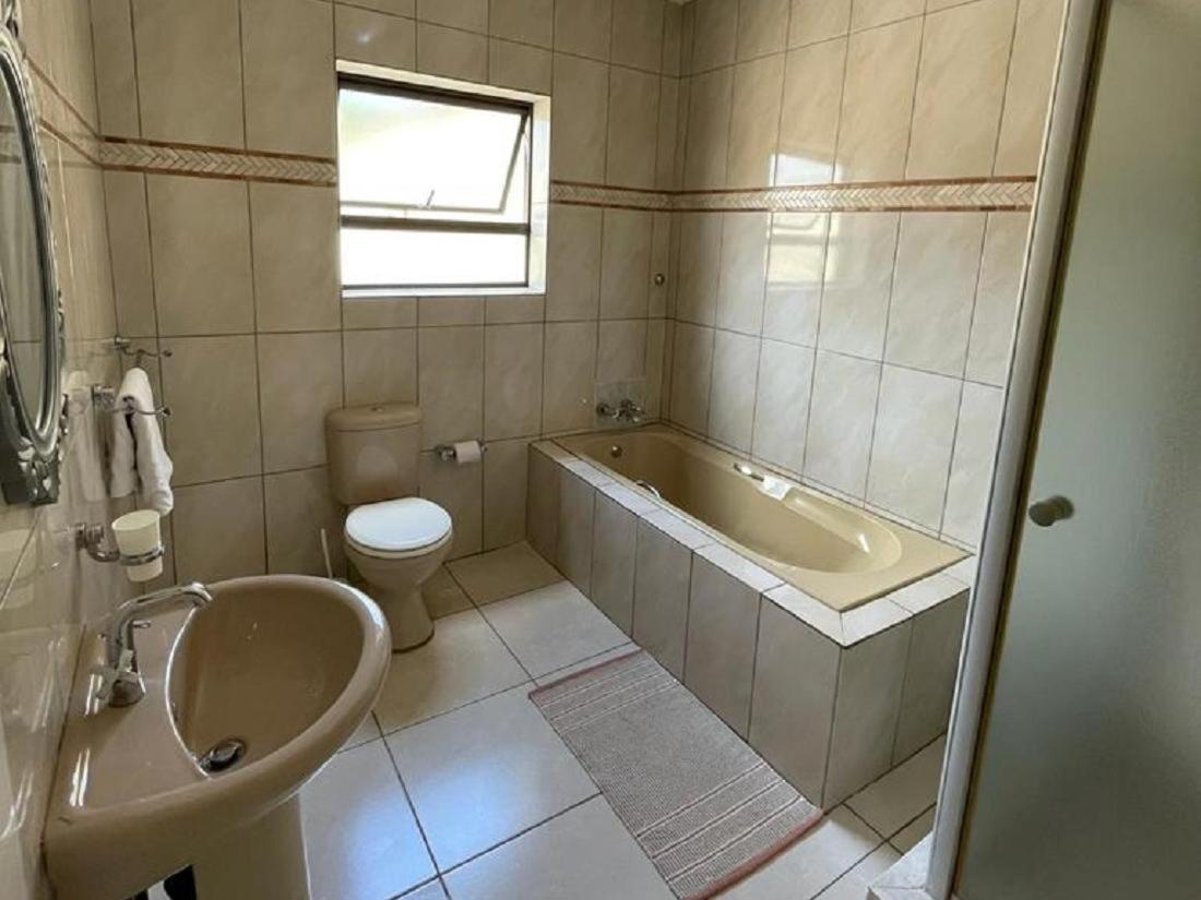 Отель Khutsong Guests House Бургерсфорт Экстерьер фото